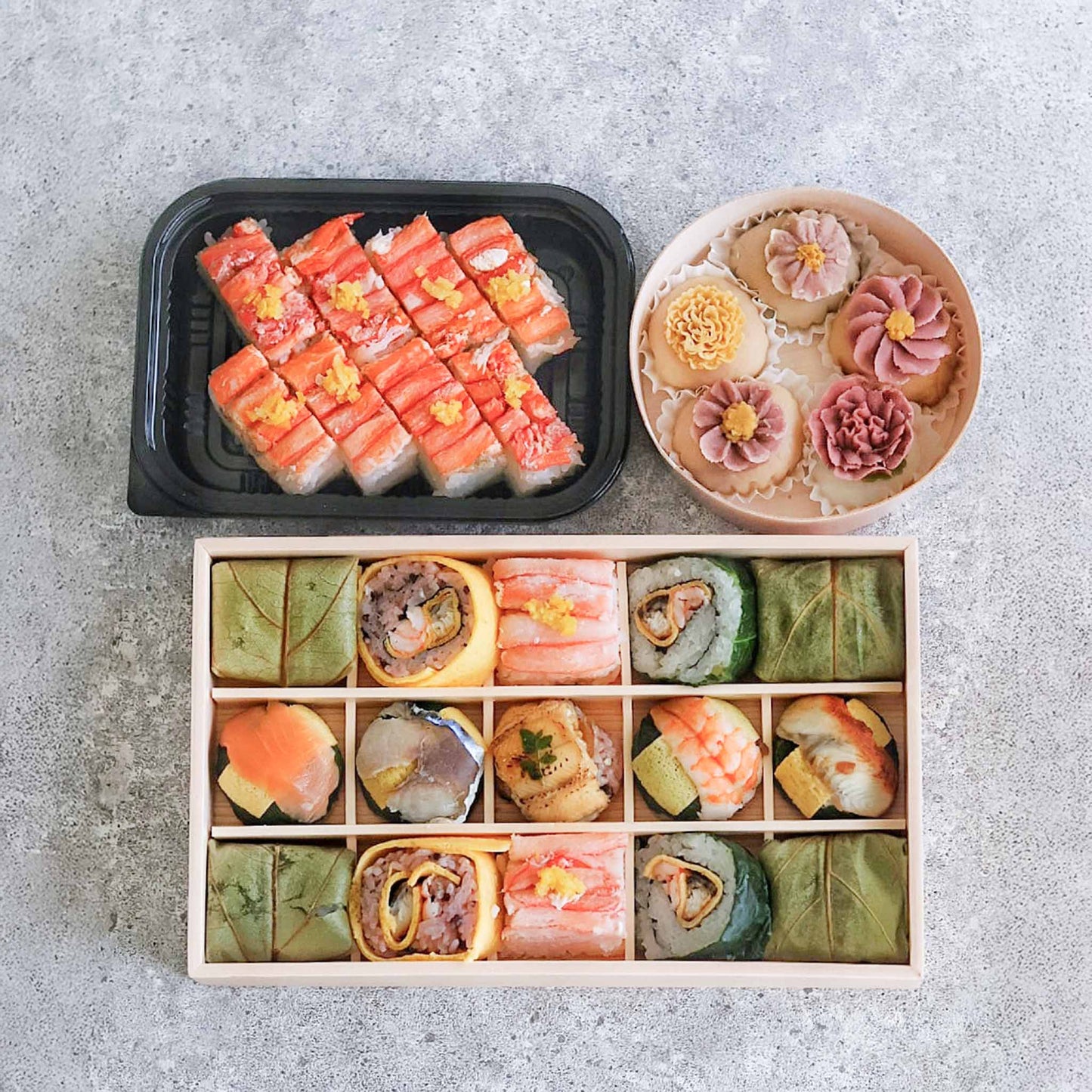【福袋・送料込8,000円】【賞味期限間近】【訳あり】季節の手鞠わさび葉寿し秋15と柚子香る蟹の押し寿司とお花のおはぎ5個セット