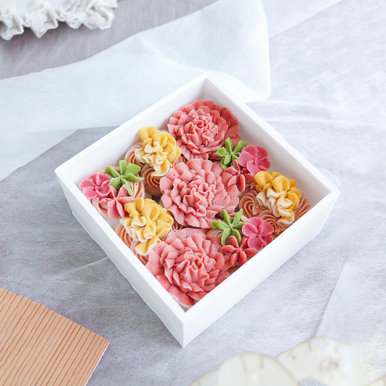 【敬老の日包装】＜うめとおはぎ＞おはぎのフラワーBOX（秋色カーネーション）